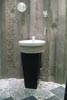 van beton gegoten verwarmde badkamermuur, afdrukgedrukt beton in ruwe planken